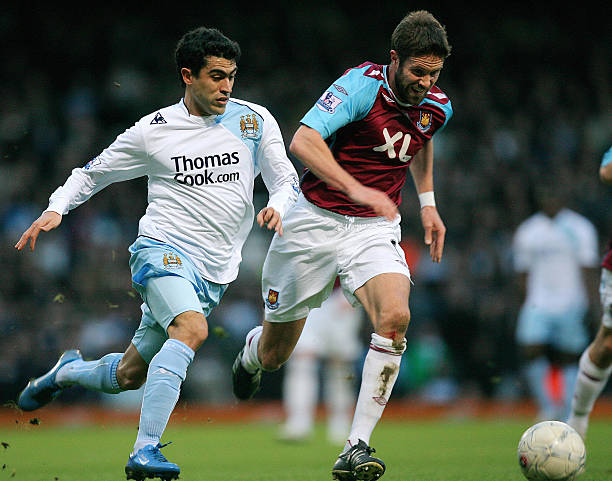 肩负重压 肩负重压